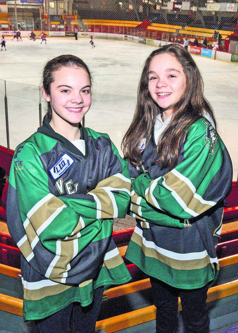 Lori-Ève Gendron et Éloïse Caron, toutes deux du Vert et Noir de l’École Fadette pee-wee AAA, ont été sélectionnées avec l’Équipe Québec féminine en vue du Tournoi international de hockey pee-wee de Québec. Photo François Larivière | Le Courrier ©