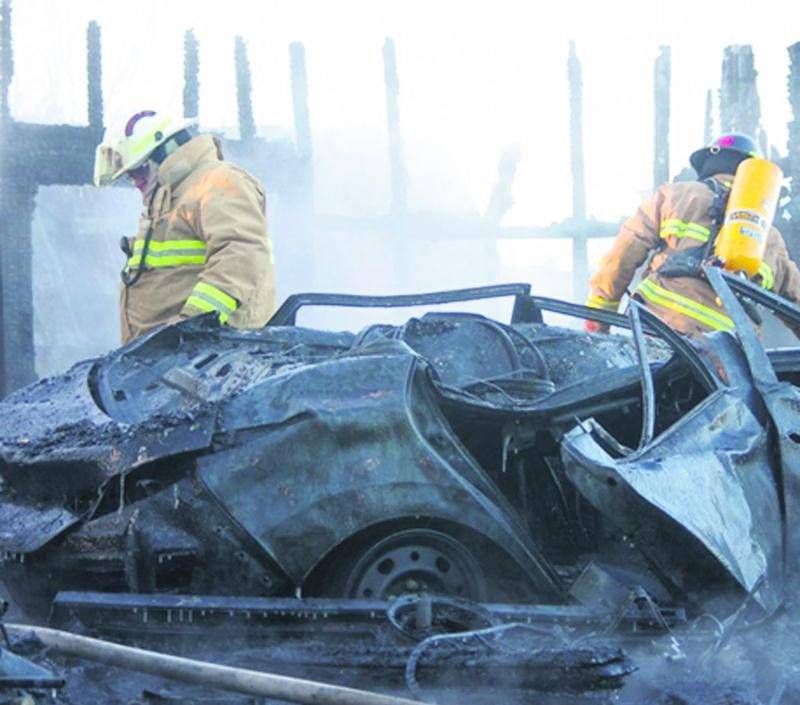 Un garage résidentiel a été la proie des flammes mardi en fin d’après-midi du côté de Saint-Dominique, sur la rue Principale. L’incendie a complètement rasé la structure, en plus de calciner tout le contenu qui se trouvait à l’intérieur du garage, dont un véhicule. Un bateau se trouvant dans un abri à proximité du garage a aussi été incendié. Une vingtaine de pompiers du Service de sécurité incendie de Saint-Dominique, de Saint-Pie et Saint-Valérien ont été appelés à combattre les flammes. Le