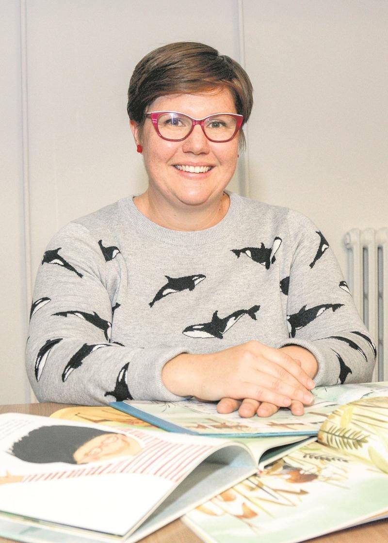 Face à ses illustrations, deux réactions peuvent survenir : « Soit on adore, soit on déteste ça! Une dame nous avait écrit pour dire qu’elle était dégoûtée par la couverture de Les poupées. Je pense que ça avait gâché sa journée », relate Josée Bisaillon en riant. Photo François Larivière | Le Courrier ©