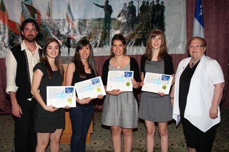 Le 23 mai, quatre élèves du Collège Saint-Maurice ont reçu un certificat lors du gala Mérite en histoire de la Société Saint-Jean-Baptiste Richelieu / Yamaska. Elles ont mérité cette reconnaissance grâce à leur note parfaite de 100 % à l’examen d’histoire de 4<sup>e</sup> secondaire du ministère (MELS). Il s’agit de Marie Guillemette, Éliane Demers-L’Hérault, Andrée-Ann Sirard et Annabelle Chabot. Marie a également remporté une bourse de 100 $ qui était tirée au hasard parmi les récipiendaires.