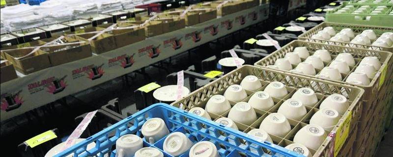 Le personnel de l’Hôtel des Seigneurs utilisait une quantité de vaisselle impressionnante. L’encanteur Talbot & associés a comptabilisé 29 750 ustensiles ainsi que 4 078 tasses à café, 7 762 assiettes et presque 10 000 verres.