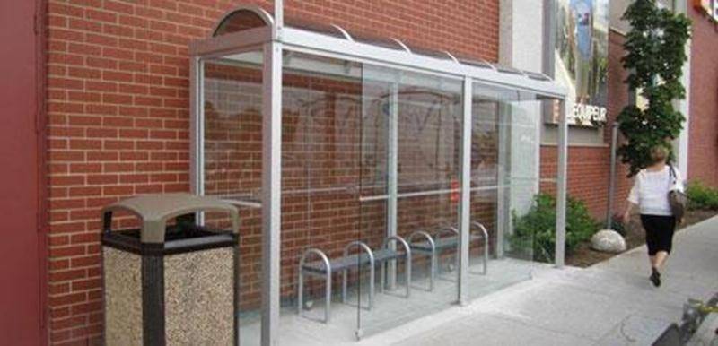 La Ville de Saint-Hyacinthe désire informer les citoyens qu’un nouvel abribus est à la disposition des usagers du transport en commun depuis le 10 juillet. Installé près de la porte d’entrée numéro un des Galeries St-Hyacinthe, à proximité de la pharmacie Jean Coutu, ce récent aménagement vient répondre à la demande croissante des utilisateurs. Trois des cinq circuits offerts par le service de transport urbain font un arrêt aux Galeries St-Hyacinthe : Brun – Saint-Sacrement Est; Rouge – Saint-Sa