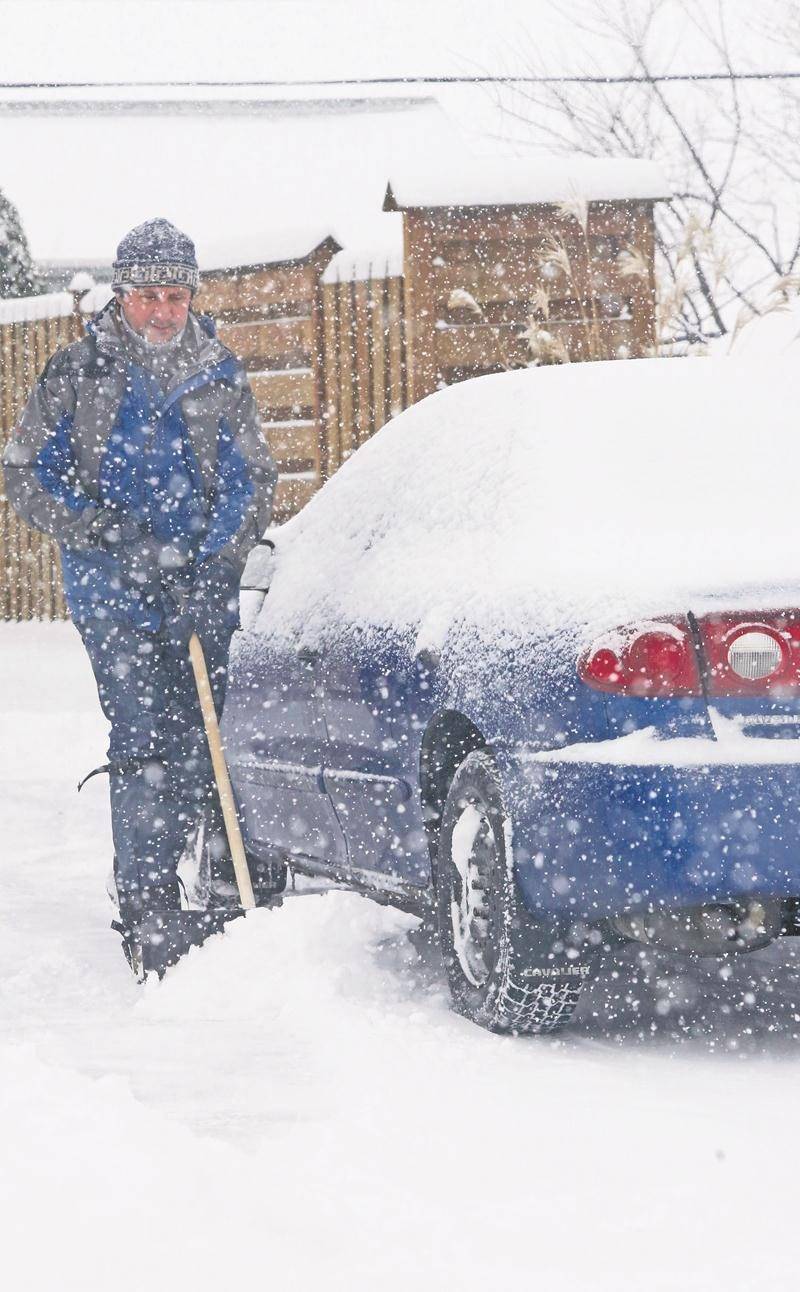 Cette première bordée de neige a permis aux Maskoutains de renouer avec leur meilleur outil hivernal : la pelle. Photo Robert Gosselin | Le Courrier ©
