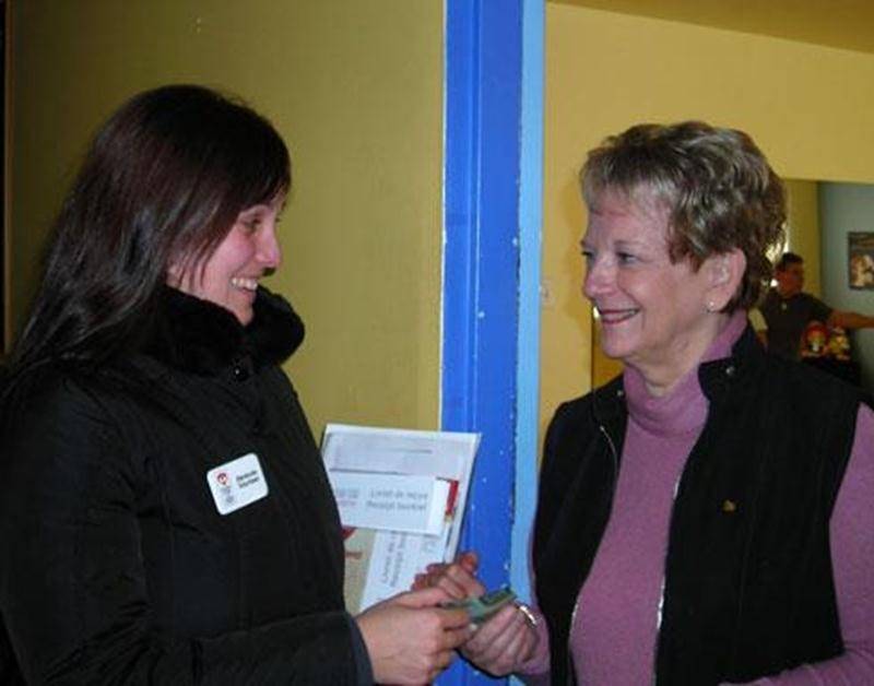 La Fondation des maladies du coeur tiendra bientôt sa première campagne annuelle de porte-à-porte à Saint-Hyacinthe, La Présentation, Saint-Damase, Saint-Dominique et Sainte-Madeleine. Du 21 novembre au 4 décembre, plus de 205 bénévoles visiteront entre dix et trente maisons sur leur rue ou une rue avoisinante afin de recueillir des dons. Ceux-ci serviront à l’avancement de la recherche sur les maladies cardiovasculaires ainsi qu’à la promotion de la santé du coeur. Pour vous porter bénévole ou