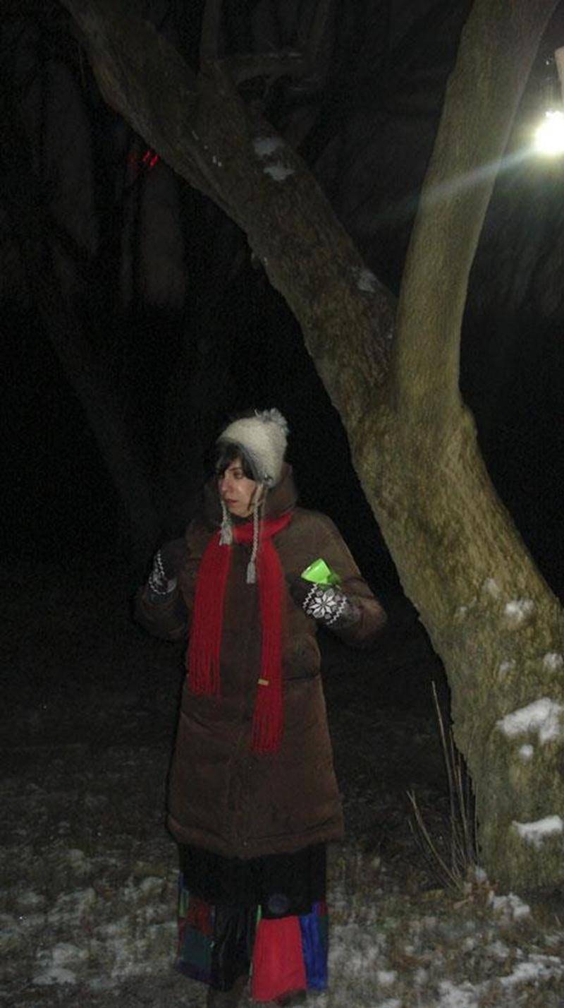 Le 10 décembre, à la Réserve naturelle du Boisé des Douze, une trentaine de personnes ont vécu la magie de la randonnée contée « En attendant Noël ». En ce samedi soir, d'une halte à l'autre, la pleine lune accompagnait la charmante conteuse Elsa Perez qui a séduit petits et grands par ses captivantes histoires et ses amusantes ritournelles. « Merci infiniment pour la soirée féerique. Vous avez imprimé dans la mémoire de mes petites des moments de pur bonheur. Ce fut pour moi un réel cadeau », r