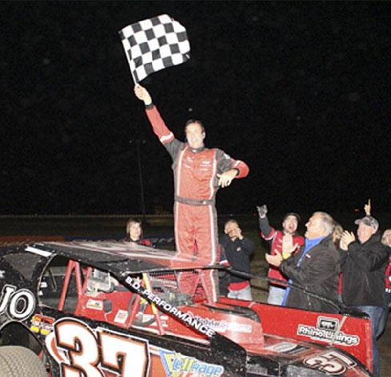 Le pilote maskoutain Paul St-Sauveur a savouré sa toute première victoire en classe modifié au RPM Speedway le 10 août lors de la finale # 2 de 40 tours. St-Sauveur a constamment échangé la première place avec Gino Clair lors de la course. En tête avec seulement quelques tours à faire, Paul St-Sauveur a été pourchassé par le pilote de Saint-Damase, David Hébert, qui s'était introduit entre lui et Clair. Hébert n'a jamais pu dépasser St-Sauveur qui a franchi le drapeau à damier le premier.