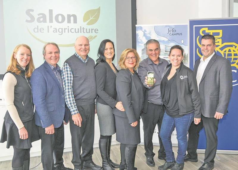 Sur la photo, dans l’ordre habituel, Sophie Gendron, Serge Lefebvre, André Cécyre, Josiane Leduc, Manon Théorêt, Jean Fontaine, Émilie Fontaine et Jean-François Fontaine. Photo François Larivière | Le Courrier ©