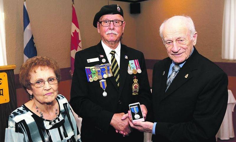 Roger Soucy, président de la filiale maskoutaine de la Légion Royale Canadienne, a remis une médaille à Gilles Lussier, doyen des membres de la Légion. L’épouse de M. Lussier a assisté à cette remise officielle. Photo Robert Gosselin | Le Courrier ©