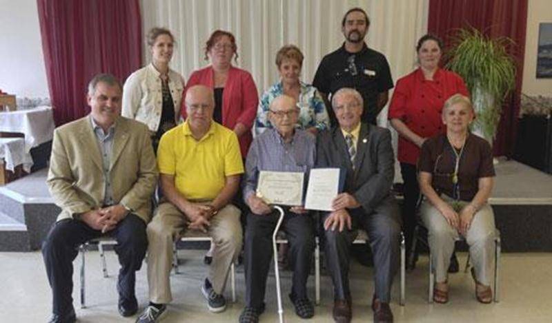 Pierre-Paul Adam, un résident des Jardins de la Gare à Saint-Hyacinthe, a fêté ses 100 ans le 7 juin. Sur la photo, M. Adam est accompagné de l'équipe de gestion de la résidence lors du passage du député provincial Émilien Pelletier venu souligner cet événement. De gauche à droite à l'avant : William Churma, directeur général; Michel Adam, fils de M. Adam; Pierre-Paul Adam, résident centenaire; Émilien Pelletier, député provincial Saint-Hyacinthe; et Denise Légaré, animatrice. Dans le même ordre