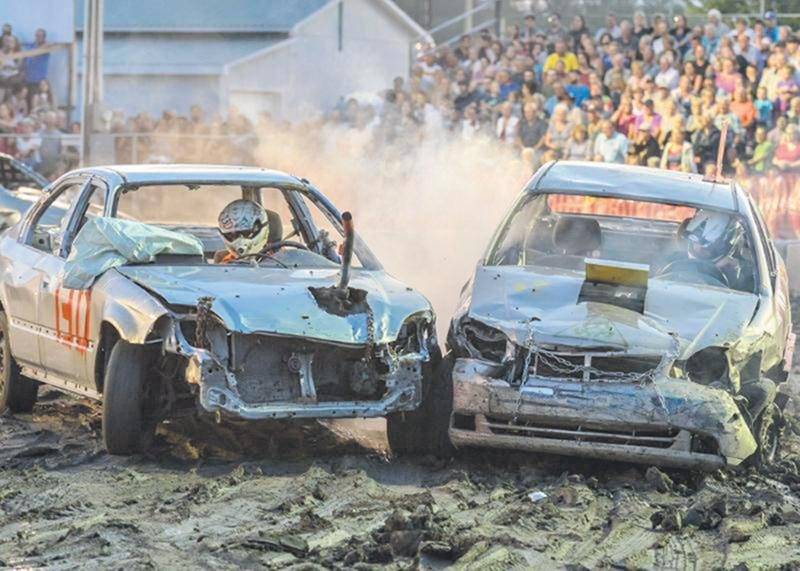 Le populaire derby de démolition a été, encore cette année, très prisé par les festivaliers de Saint-Damase. Depuis l’an dernier, l’activité est organisée sur trois jours et les estrades sont plus nombreuses afin de loger la foule grandissante. Photos François Larivière | Le Courrier ©