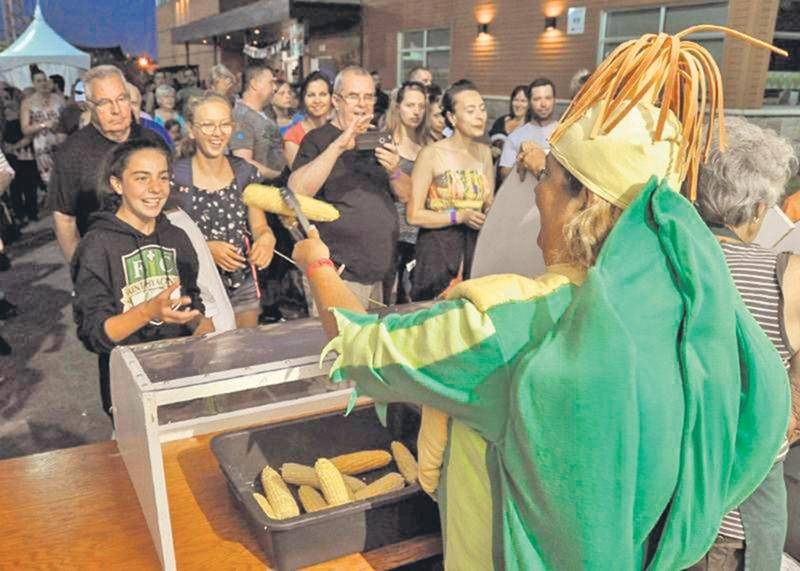 Dans les moments les plus fréquentés, il fallait user de patience pour goûter au fameux maïs sucré de Saint-Damase ainsi qu’au maïs soufflé puisque les visiteurs pouvaient attendre jusqu’à 45 minutes pour en obtenir.