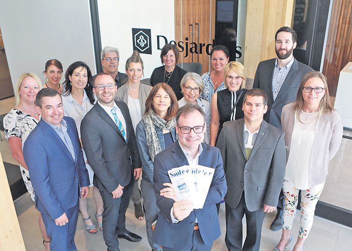 Les présidents d’honneur de la campagne 2018, tous de Desjardins Entreprises, posent derrière le président du Camp de santé, Marc-Aurèle Ouellette.