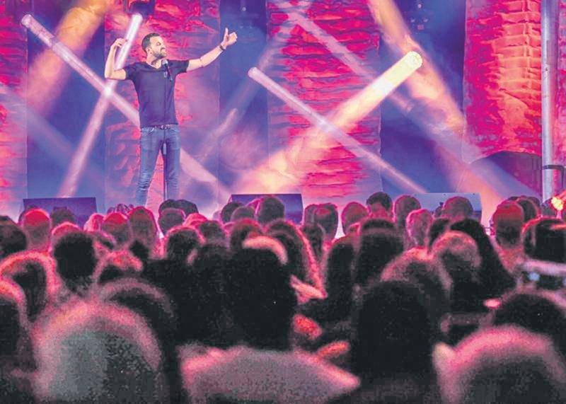 Le chapiteau Canton était bondé de spectateurs au rendez-vous, jeudi soir, pour le spectacle d’humour mettant en vedette Sam Breton, Olivier Martineau et Dominic Paquet.